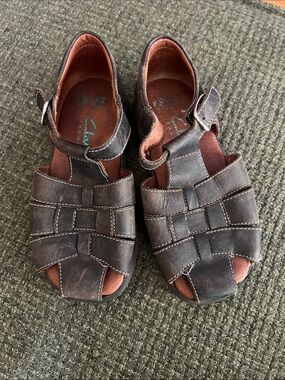 Clarks Child’s  Brown Leather Fisherman Sandals (sz 8)